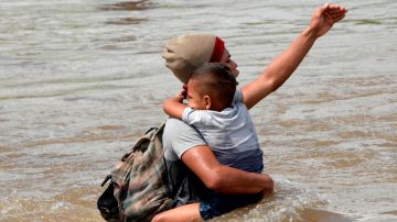 Migrante salvadoreño e hijo mueren al cruzar río entre Guatemala y México