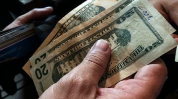 California alista aumento al salario mínimo a $15.50, provocado por la inflación