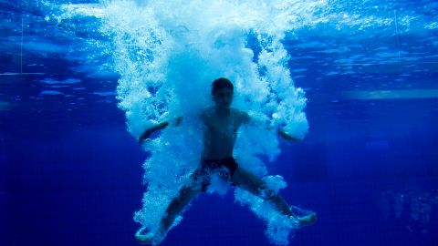 Hombre salva milagrosamente a niño con autismo que se ahogaba en una piscina
