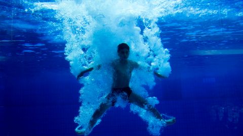 Hombre salva milagrosamente a niño con autismo que se ahogaba en una piscina