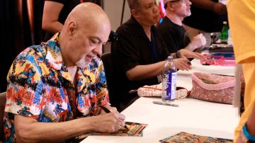 George Pérez firmando autografos en el Septimo Annual Amazing Las Vegas Comic Con de 2019.