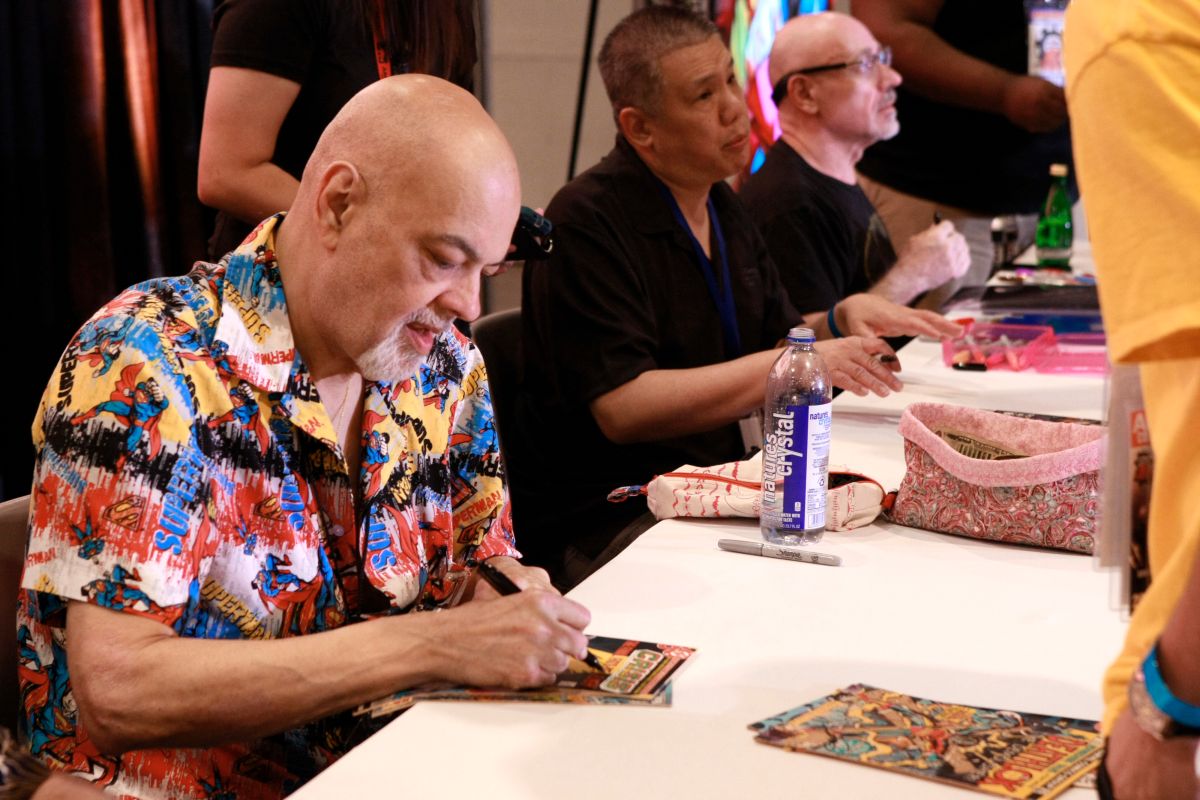 George Pérez firmando autografos en el Septimo Annual Amazing Las Vegas Comic Con de 2019.