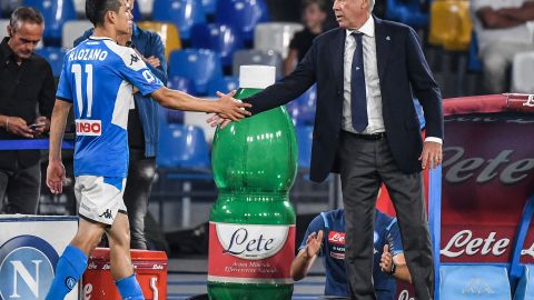 Hirving Lozano y Carlo Ancelotti.