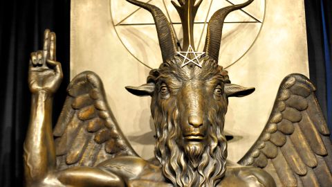La estatua de Baphomet se ve en la sala de conversión en el Templo Satánico.