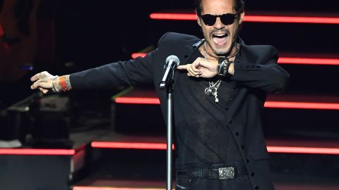 Marc Anthony presentándose en su "Opur Tour" en Las Vegas, Nevada.