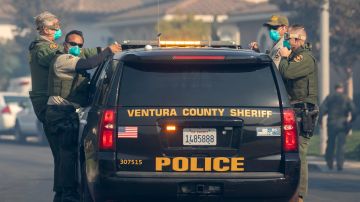 SIMI VALLEY, CA - OCTOBER 30: Sheriff's deputies evacuate a threatened neighborhood after fire jumped the State Route 23 freeway at the Easy Fire on October 30, 2019 near Simi Valley, California. Firefighters were able to stop expansion of the west flank of the fire. The National Weather Service issued a rare extreme red flag warning for Southern California for gusts that could be the strongest in more than a decade, exceeding 80 mph and lowering humidity to 1 or 2 percent, a perfect recipe for dangerous, fast-moving wildfires. (Photo by David McNew/Getty Images)