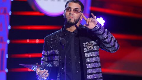 Anuel AA aceptando el premio al Artista del año en los Latin American Music Awards 2019.