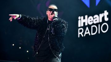 Daddy Yankee presentándose en el escenario de 2019 iHeartRadio Fiesta Latina.