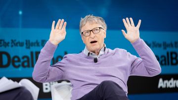Bill Gates anuncia que dio positivo por COVID y tiene síntomas leves