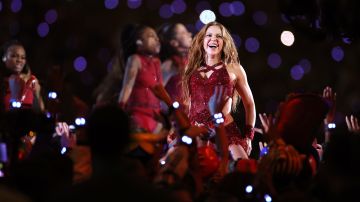 Shakira presentándose en el show de medio tiempo del Pepsi Super Bowl LIV.