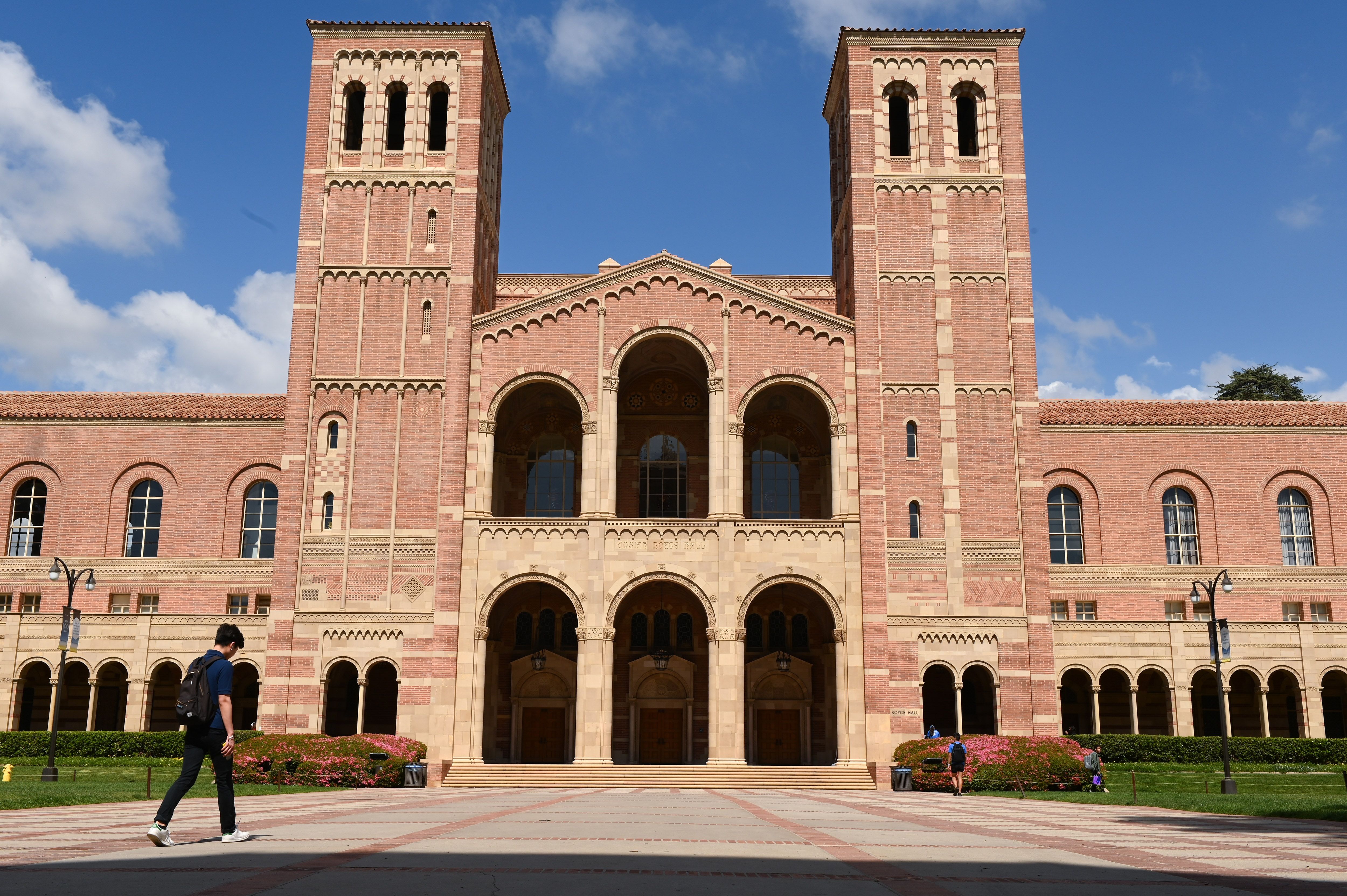 Universidad de California pagará casi $700 millones de dólares a mujeres  que acusaron de abuso sexual a exginecólogo afiliado a UCLA - La Opinión