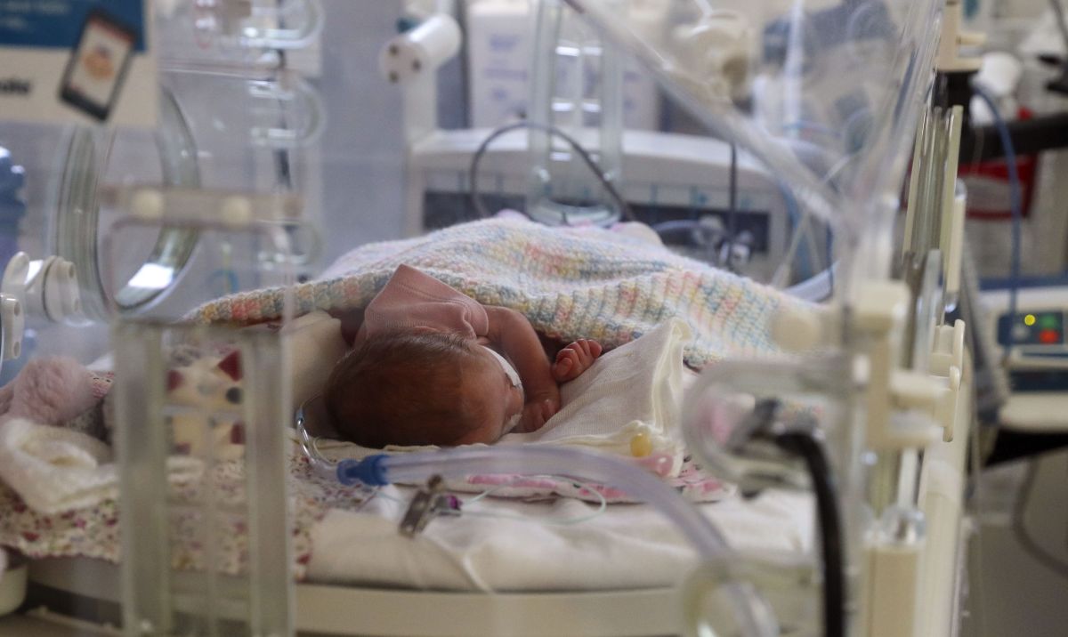 La bebé salió del hospital una semana después de ser intervenida, estará bajo revisión con especialistas para evitar posibles secuelas.