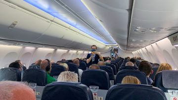 VIDEO: Hombre en Dallas cautiva al pedir matrimonio a azafata en pleno vuelo frente a los pasajeros