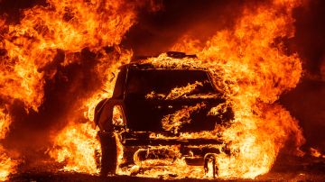 Encuentran cuerpo de exjugador de Chivas encajuelado en un auto en llamas