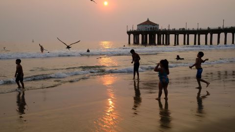 Niños en la playa durante una ola de calor en California