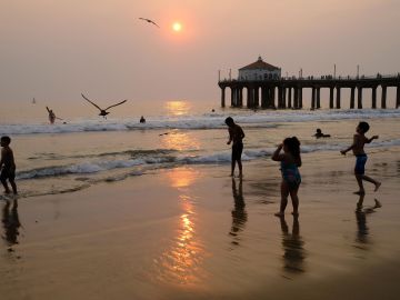 Niños en la playa durante una ola de calor en California
