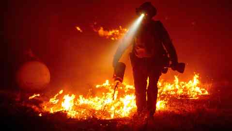Bomberos cortando incendios