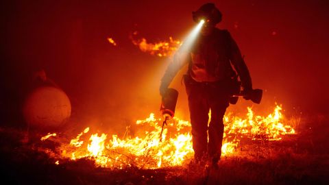 Bomberos cortando incendios