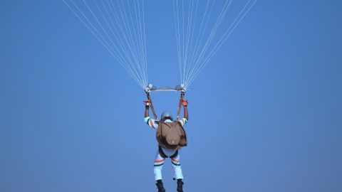 VIDEO: Enfermera de la II Guerra Mundial festejó sus 100 años con salto en paracaídas