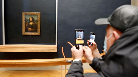 VIDEO: Hombre disfrazado de anciano lanza pastel contra "La Mona Lisa" en el Museo del Louvre