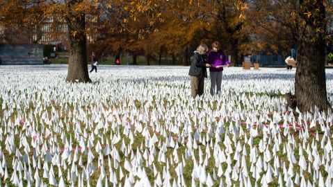 Banderas blancas recordaron a los 276,080 muertos por Covid en Estados Unidos el 30 de noviembre de 2020.