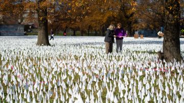 Banderas blancas recordaron a los 276,080 muertos por Covid en Estados Unidos el 30 de noviembre de 2020.