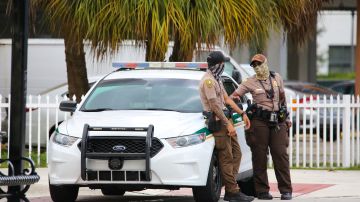 Hombre de Florida publica una foto posando con armas y pregunta cómo llegar a la escuela más cercana
