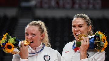 (L-R) USA's Jordyn Poulter and Andrea Drews pose with their gold medals during the women's volleyball victory ceremony during the Tokyo 2020 Olympic Games at Ariake Arena in Tokyo on August 8, 2021. (Photo by Yuri Cortez / AFP) (Photo by YURI CORTEZ/AFP via Getty Images)