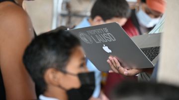 Miles de estudiantes de bajos recursos de Los Ángeles tendrán acceso a computadoras e internet gratis