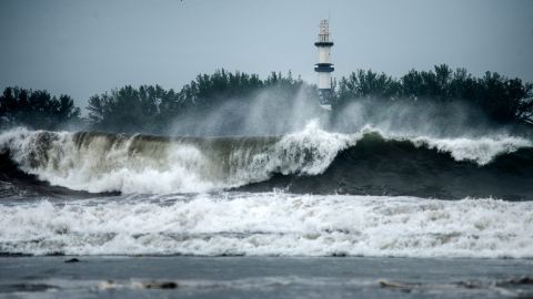 Alertan en México por llegada de huracán Ágatha, esperan vientos de hastas 129 mph