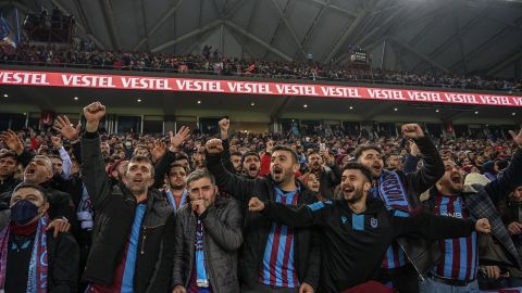 Los fans del equipo bajaron a la cancha en cuanto se pitó el final del encuentro.