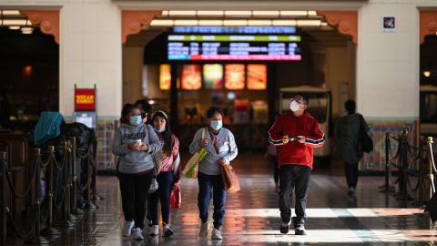 Muchos prefieren seguir usando mascarillas en sitios de mucho público en Los Ángeles.