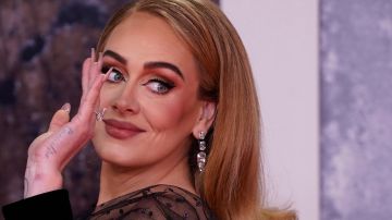 Adele posa en la alfombra roja de los BRIT Awards 2022.