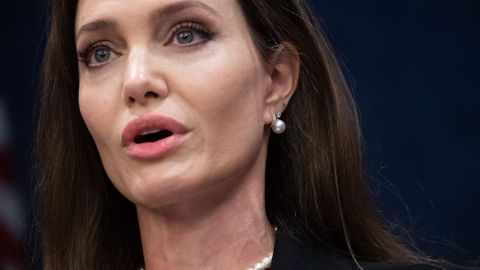 Angelina Jolie hablando en una conferencia, anunciando una versión bipartidista modernizada de la Violence Against Women Act (VAWA).