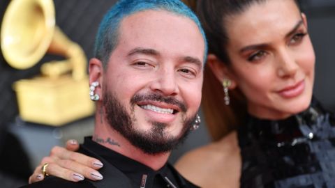 J Balvin y Valentina Ferrer en la alfombra roja de los Premios Grammy 2022