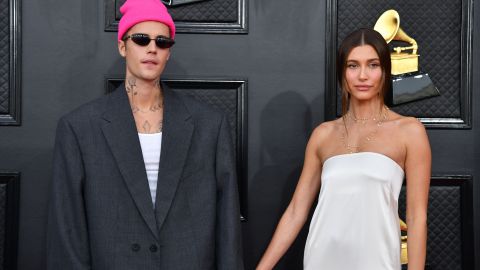 Captan a Justin y Hailey Bieber derrochando amor en una playa de México