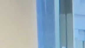 Los CDC recomiendan seguir usando mascarillas en lugares con muchas personas.