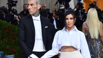 Kourtney Kardashian y Travis Barker llegando a la Met Gala 2022.