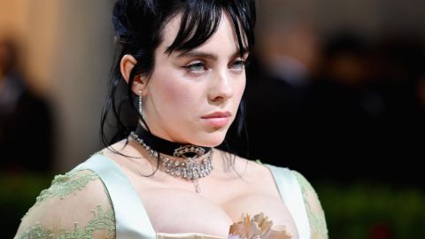 Billie Eilish llegando a la Met Gala 2022.