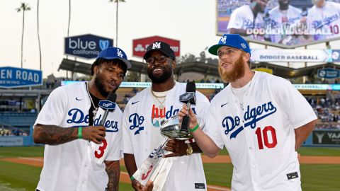 Rams en Dodger Stadium: Cam Akers, Nick Scott y Cooper Kupp antes del juego con el Trofeo Vince Lombardi.