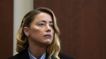Amber Heard testificando en su juicio por difamación en contra de su ex esposo Johnny Depp.