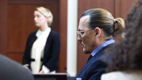 Johnny Depp escuchando el testimonio de Amber Heard, en el juicio por difamación debido a la demanda que hizo en contra de su ex esposa.