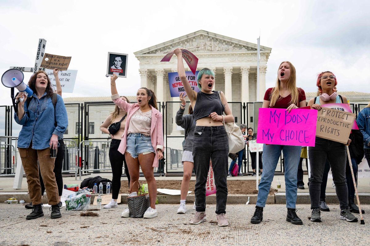 Una gran valla rodea al Tribunal Supremo, donde no cesan las protestas a favor y en contra del aborto.