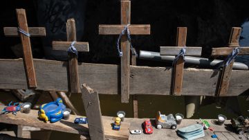 Con cruces recuerdan a los muertos durante la ocupación rusa cerca de Kiev.