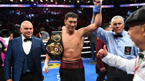 Dmitry Bivol, boxeador ruso galardonado como el mejor del año 2022.