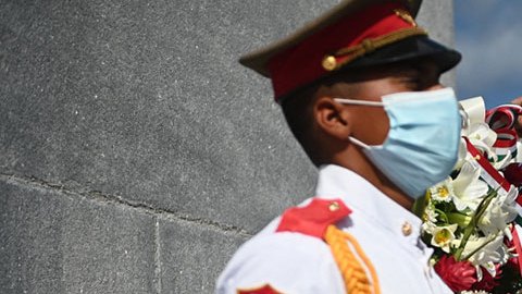 AMLO coloca ofrenda floral en Monumento a José Martí en Cuba y es recibido por Miguel Díaz-Canel