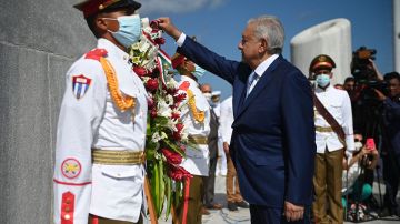 AMLO coloca ofrenda floral en Monumento a José Martí en Cuba y es recibido por Miguel Díaz-Canel