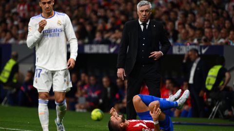 Carlo Ancelotti (derecha) en el partido de su equipo el Real Madrid contra el Atlético de Madrid.