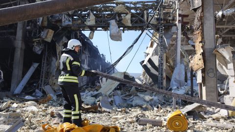 Un centro comercial en Odesa, destruido por un bombardeo ruso.