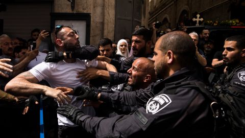 Policías chocan con asistentes al funeral de la periodista Shireen Abu Akleh el 13 de mayo de 2022 en Jerusalén, Israel.